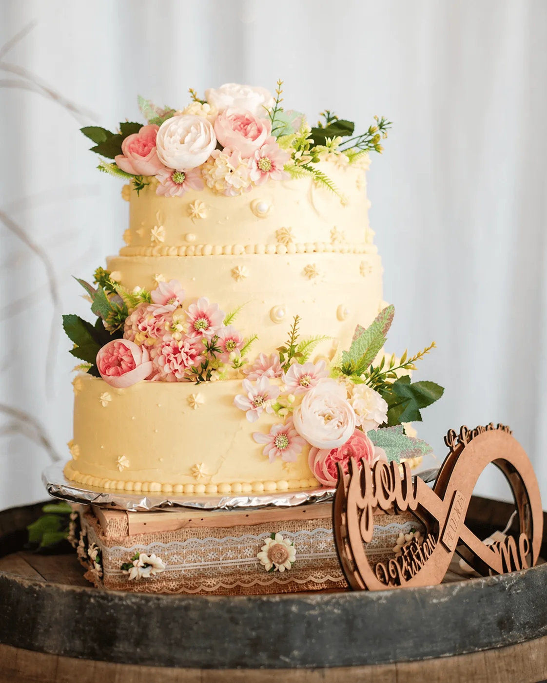 Elegant floral wedding cake